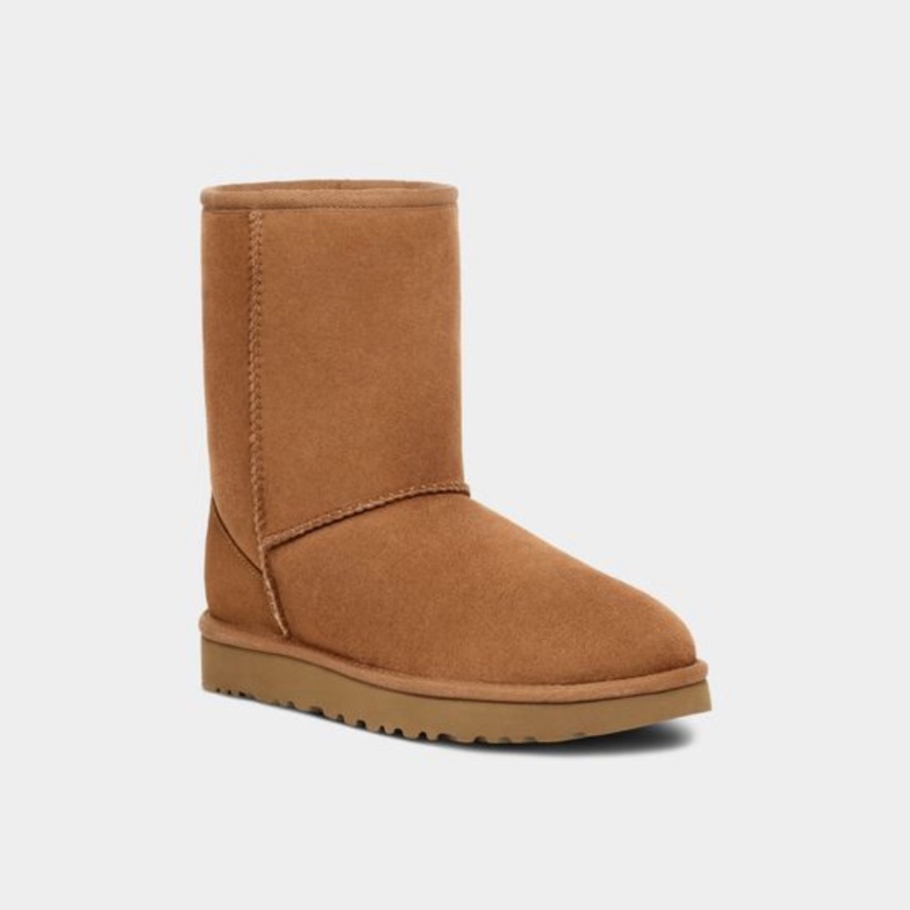 UGGs Women’s Classic Short 2 (II) - Gently Used - Size 7
